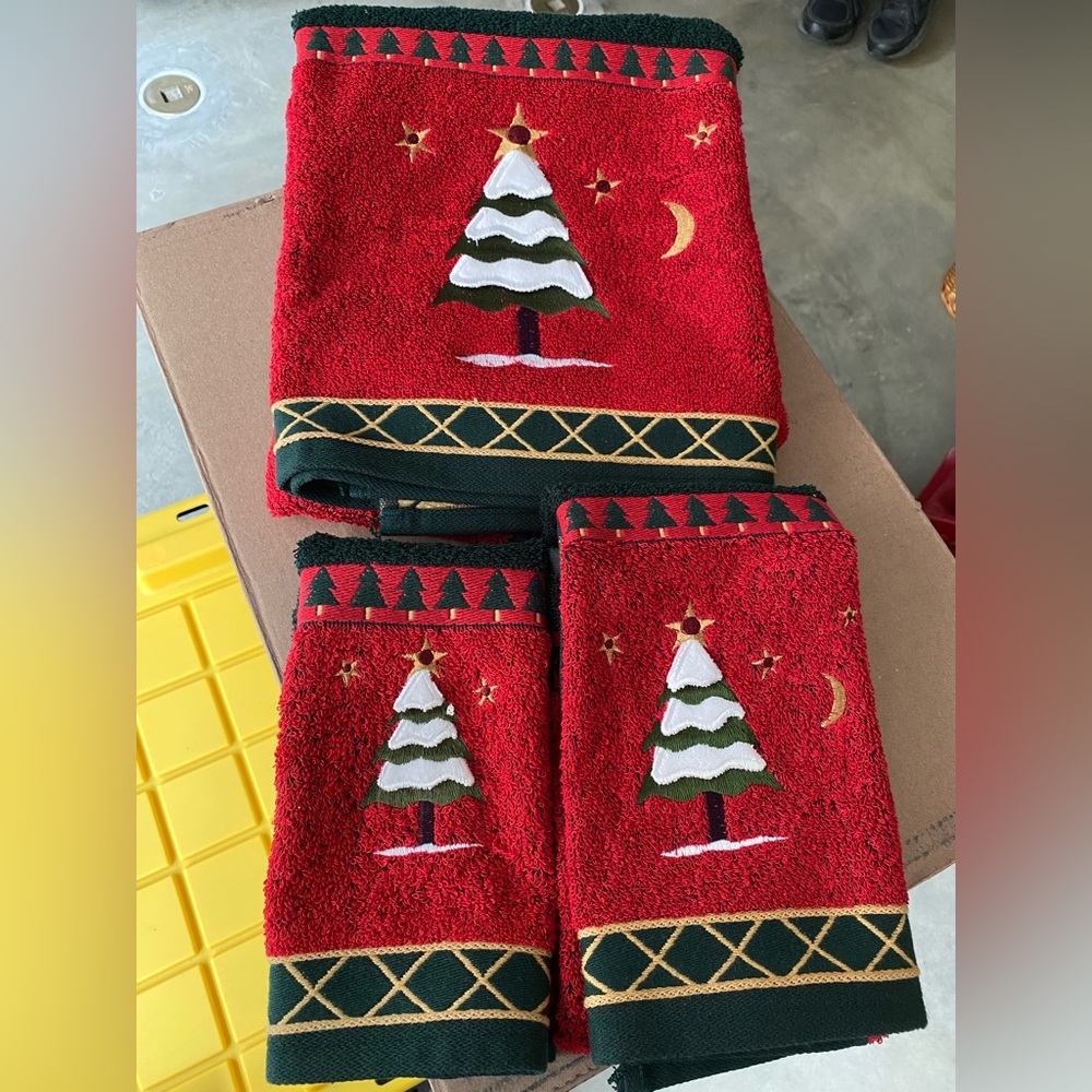 Santens Holiday Snowy Tree Embroidered Towel Set (3)